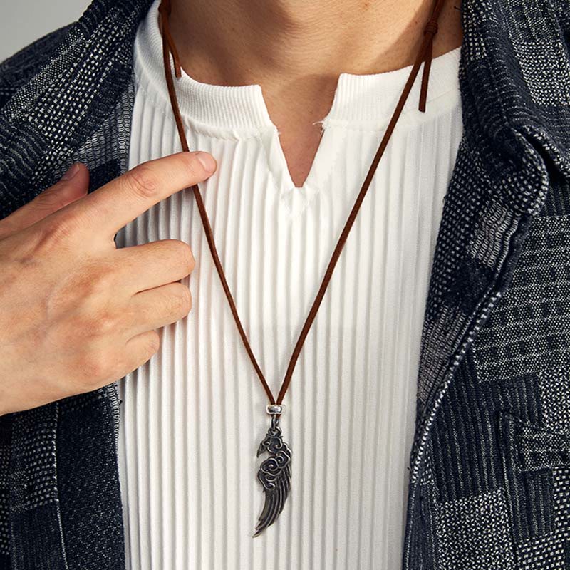 Collar con colgante de cuerda de piel de ciervo y algodón con alas de nubes auspiciosas y Buddha Stones en plata de ley 925