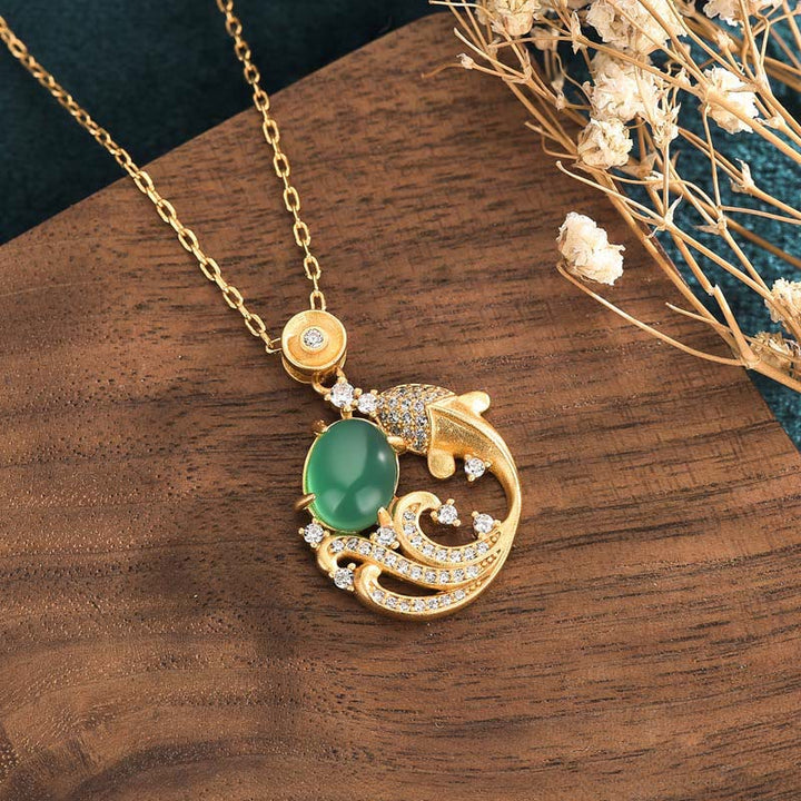 Collar con colgante de fuerza de pez koi y calcedonia verde con Buddha Stones - image 2