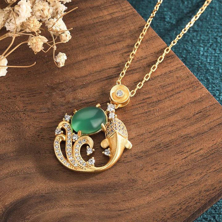 Collar con colgante de fuerza de pez koi y calcedonia verde con Buddha Stones - image 3