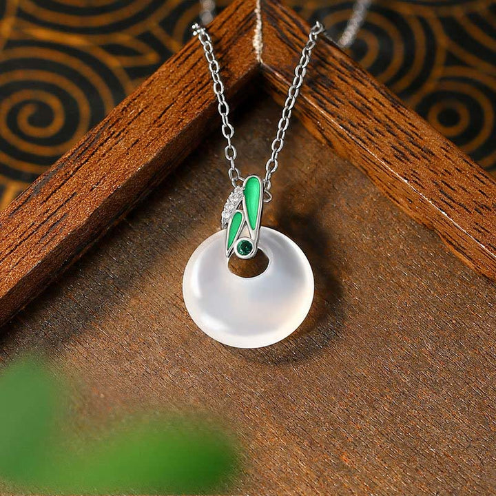 Colgante de collar con hebilla de paz y hoja de bambú con calcedonia natural y Buddha Stones