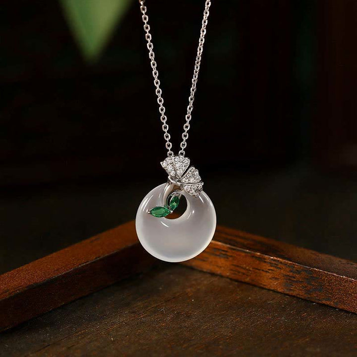Colgante de collar con hebilla de paz y armonía con hojas de ginkgo y Buddha Stones