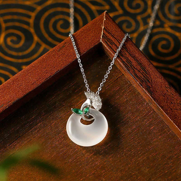 Colgante de collar con hebilla de paz y armonía con hojas de ginkgo y Buddha Stones