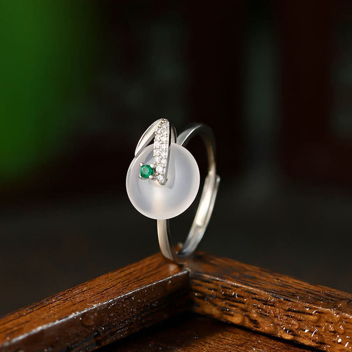 Anillo ajustable con diseño positivo de hojas de bambú y calcedonia con Buddha Stones