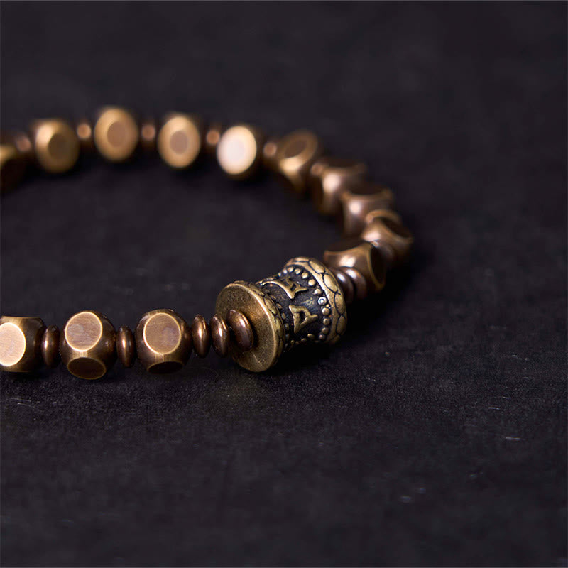 Pulsera de enfoque con amuleto de latón y cobre tallado Om Mani Padme Hum tibetano con Buddha Stones