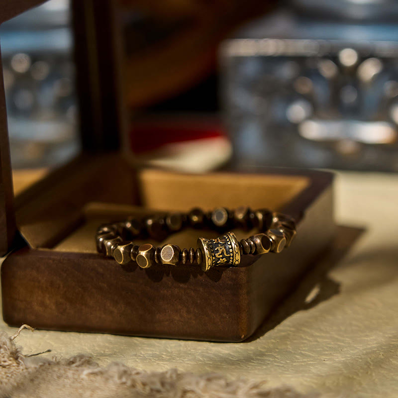 Pulsera de enfoque con amuleto de latón y cobre tallado Om Mani Padme Hum tibetano con Buddha Stones