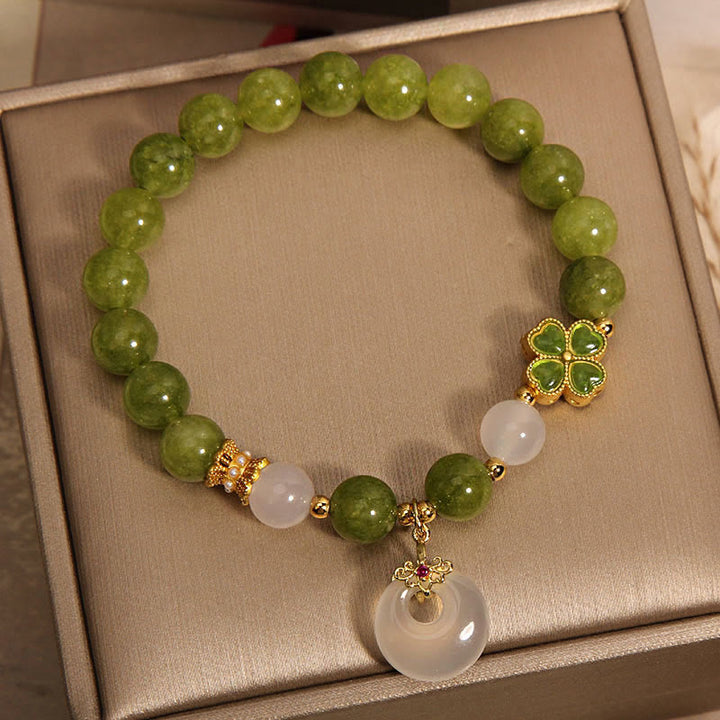 Pulsera con dije de la sabiduría y hebilla de la paz con Buddha Stones verde y calcedonia y trébol de cuatro hojas