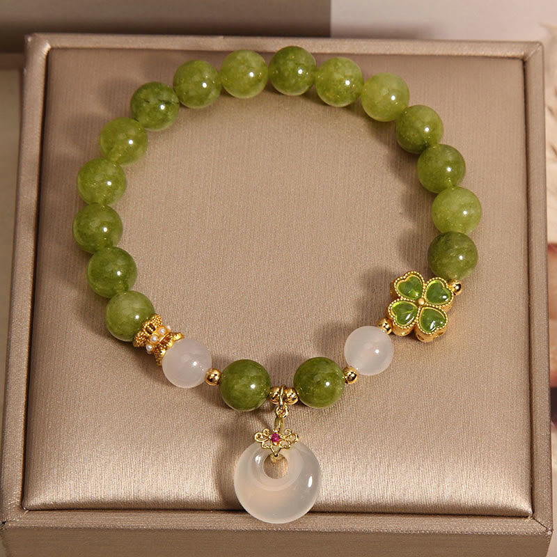 Pulsera con dije de la sabiduría y hebilla de la paz con Buddha Stones verde y calcedonia y trébol de cuatro hojas
