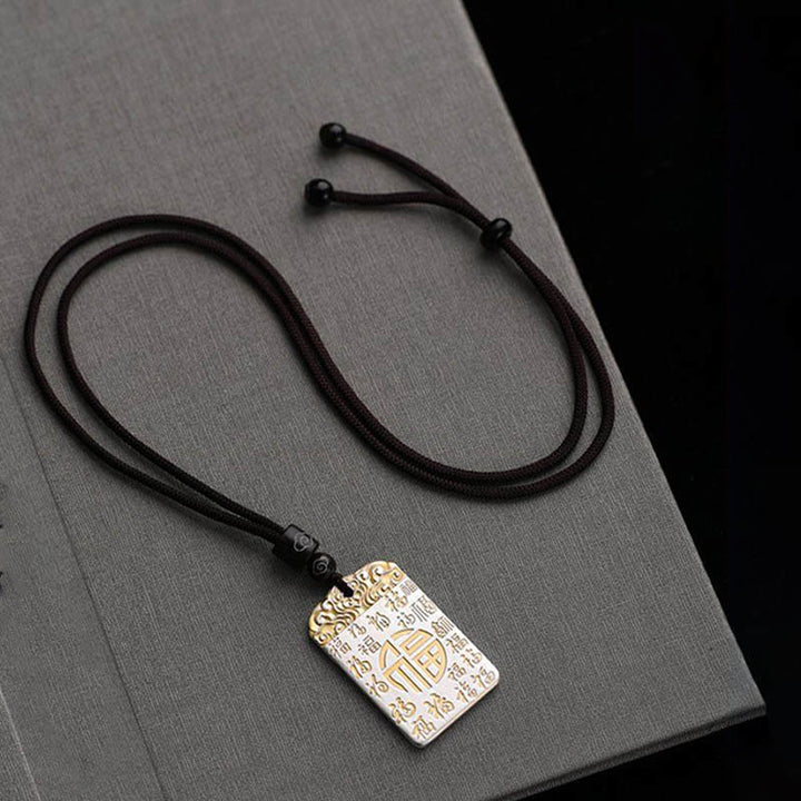 Collar con colgante de cuerda de la suerte con nubes auspiciosas y carácter Fu de cobre bañado en plata y Buddha Stones