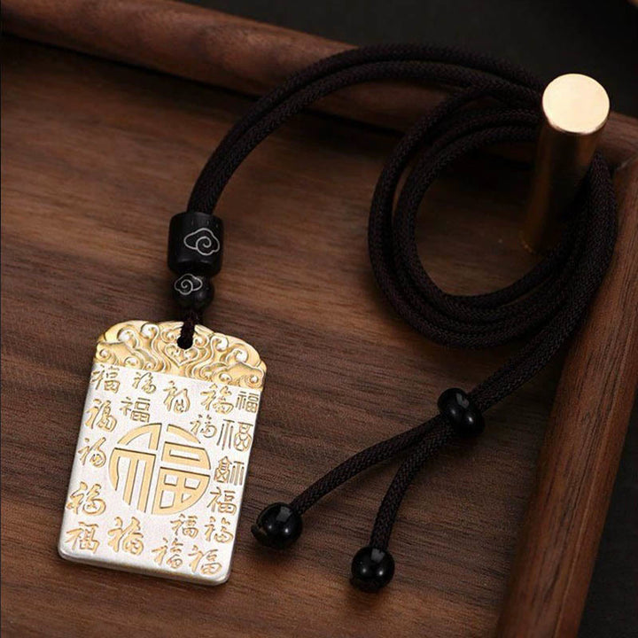 Collar con colgante de cuerda de la suerte con nubes auspiciosas y carácter Fu de cobre bañado en plata y Buddha Stones
