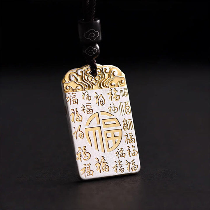 Collar con colgante de cuerda de la suerte con nubes auspiciosas y carácter Fu de cobre bañado en plata y Buddha Stones