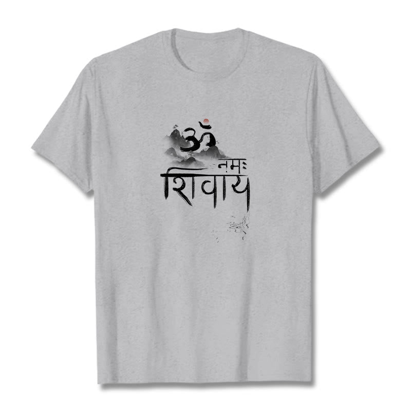 Camiseta de algodón con la frase OM NAMAH SHIVAYA Mountain y Buddha Stones - Gris claro - 2XL - image 9