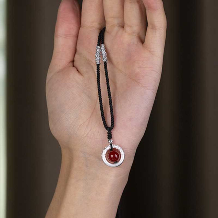 Collar con colgante de plata de ley 999 con Buddha Stones y hebilla de paz con ágata roja
