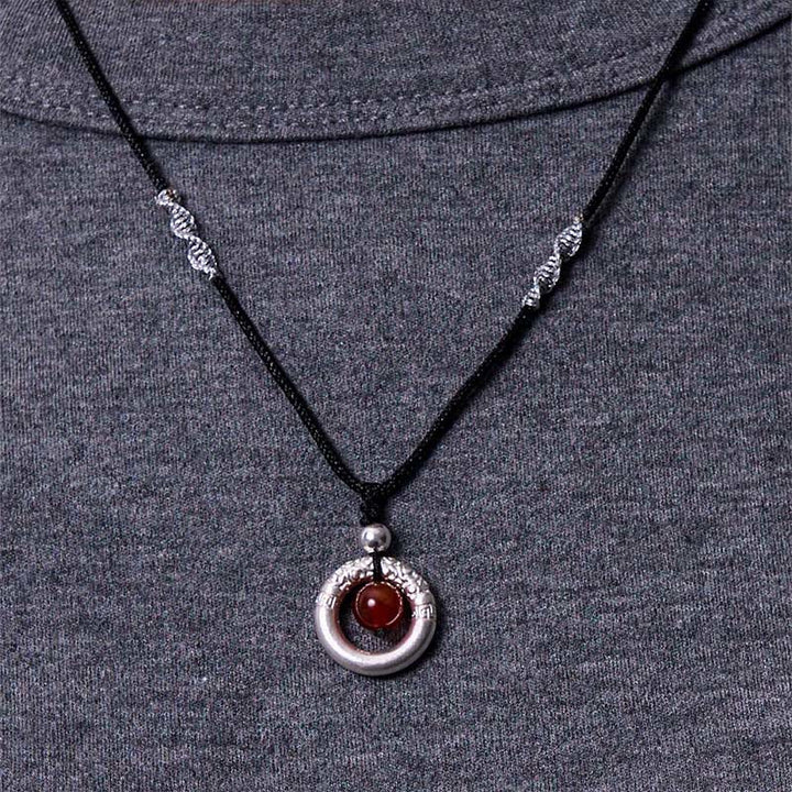 Collar con colgante de plata de ley 999 con Buddha Stones y hebilla de paz con ágata roja