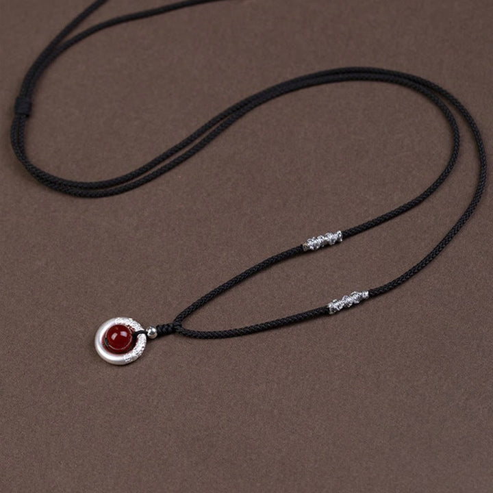 Collar con colgante de plata de ley 999 con Buddha Stones y hebilla de paz con ágata roja