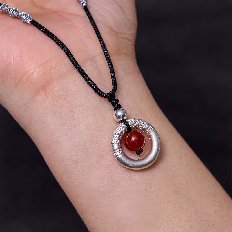 Collar con colgante de plata de ley 999 con Buddha Stones y hebilla de paz con ágata roja