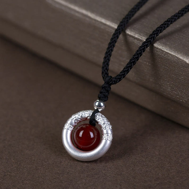 Collar con colgante de plata de ley 999 con Buddha Stones y hebilla de paz con ágata roja