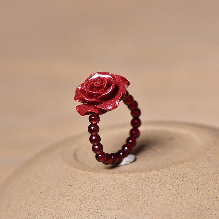 Anillo de concentración con cuentas de granate rosa y cinabrio de Buddha Stones