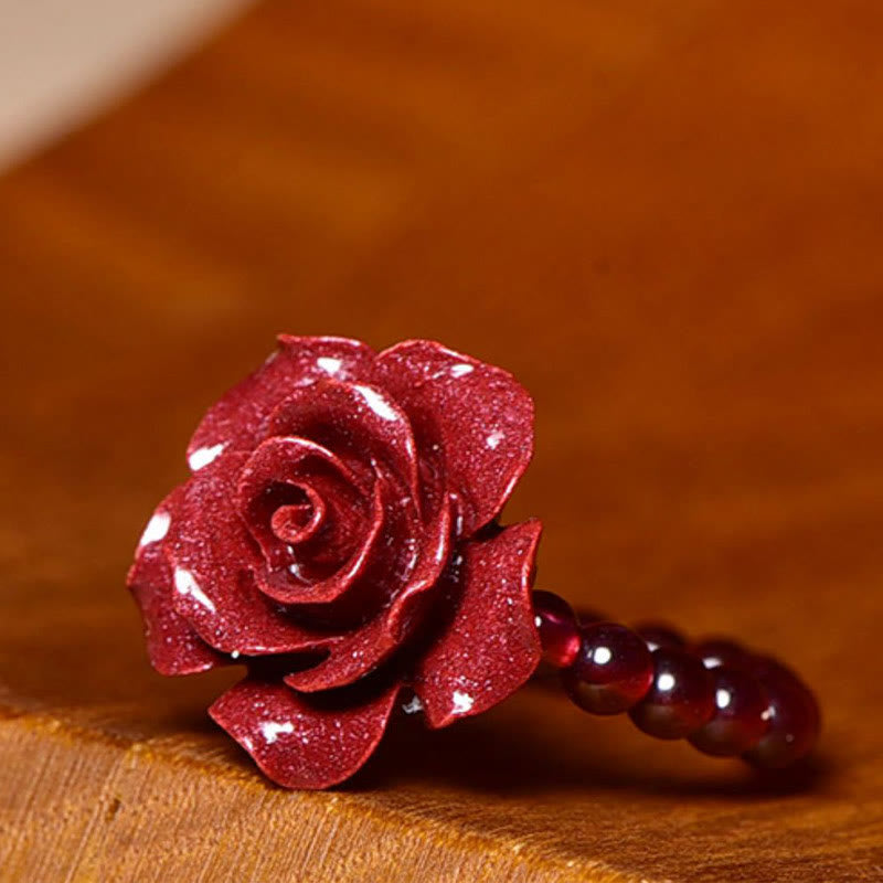 Anillo de concentración con cuentas de granate rosa y cinabrio de Buddha Stones