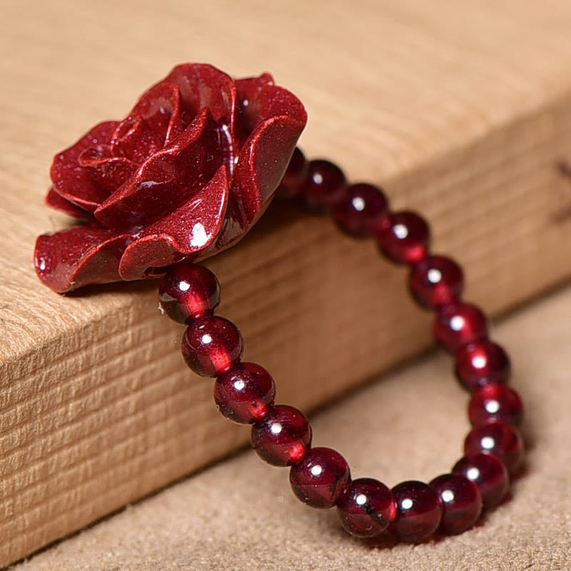 Anillo de concentración con cuentas de granate rosa y cinabrio de Buddha Stones
