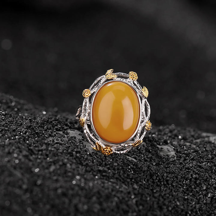 Anillo ajustable con enfoque en ámbar y oro bañado en plata de ley 990 de Buddha Stones