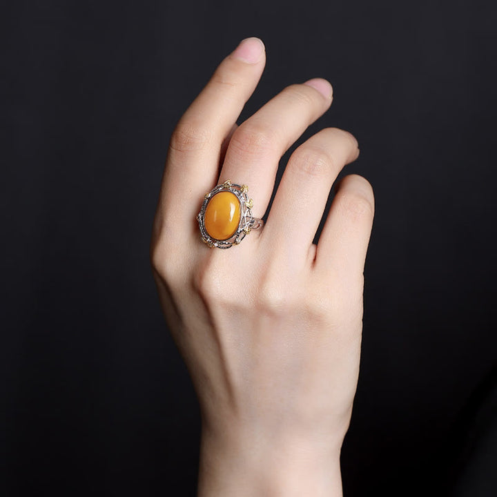 Anillo ajustable con enfoque en ámbar y oro bañado en plata de ley 990 de Buddha Stones