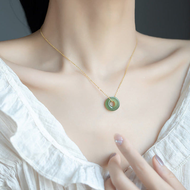 Collar con colgante de hebilla de paz de jade hetiano bañado en oro y plata de ley 925 con Buddha Stones