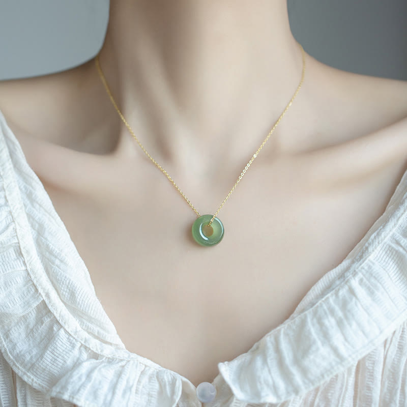 Collar con colgante de hebilla de paz de jade hetiano bañado en oro y plata de ley 925 con Buddha Stones