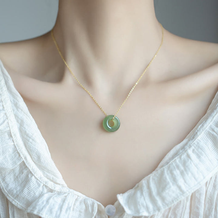 Collar con colgante de hebilla de paz de jade hetiano bañado en oro y plata de ley 925 con Buddha Stones