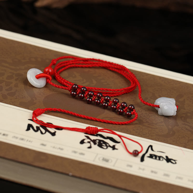 Cadena para el vientre con hilo rojo y bendición de la paz con hebilla de granate natural del zodíaco chino y Buddha Stones