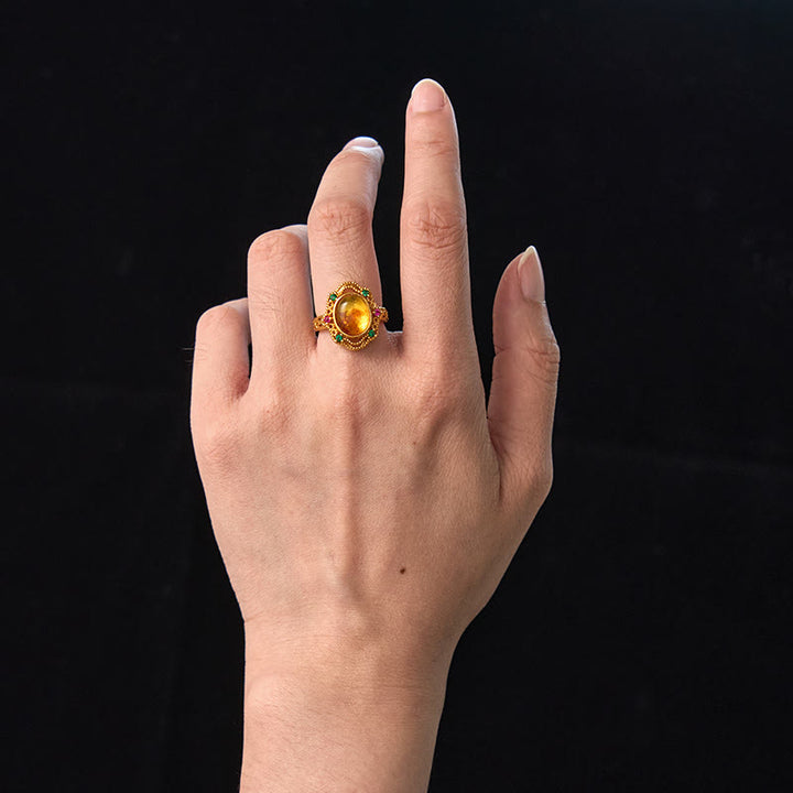 Anillo ajustable con encaje hueco de ámbar y flores de Buddha Stones
