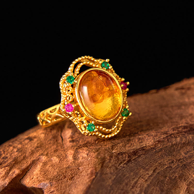 Anillo ajustable con encaje hueco de ámbar y flores de Buddha Stones