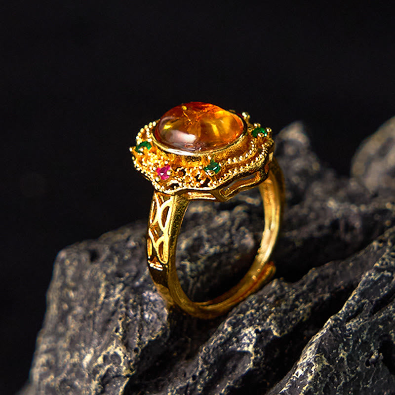 Anillo ajustable con encaje hueco de ámbar y flores de Buddha Stones