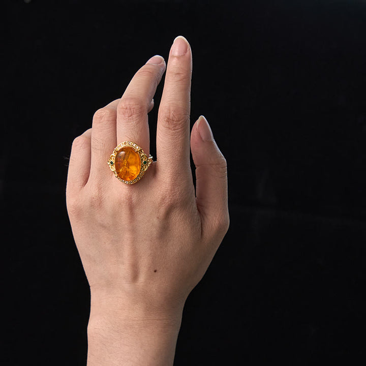 Anillo de enfoque con diseño de huevo de paloma y flor de ámbar con Buddha Stones