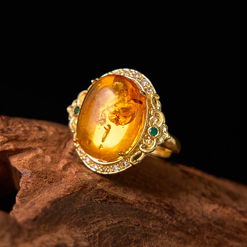 Anillo de enfoque con diseño de huevo de paloma y flor de ámbar con Buddha Stones