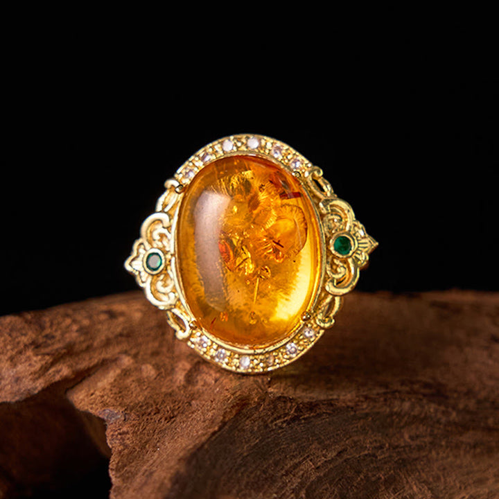 Anillo de enfoque con diseño de huevo de paloma y flor de ámbar con Buddha Stones