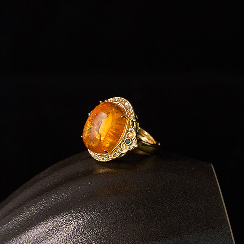 Anillo de enfoque con diseño de huevo de paloma y flor de ámbar con Buddha Stones