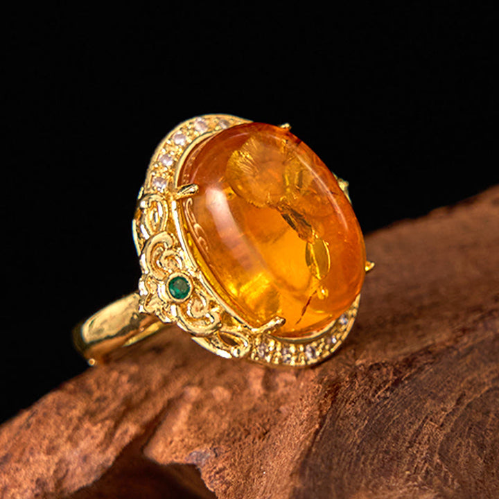 Anillo de enfoque con diseño de huevo de paloma y flor de ámbar con Buddha Stones