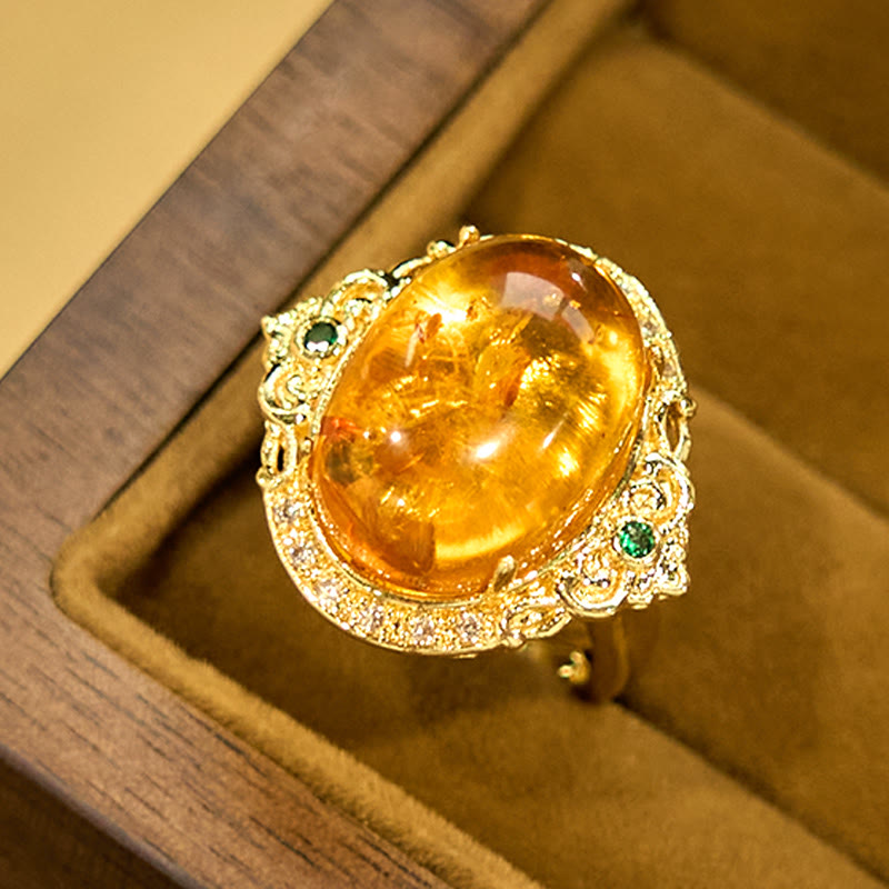 Anillo de enfoque con diseño de huevo de paloma y flor de ámbar con Buddha Stones