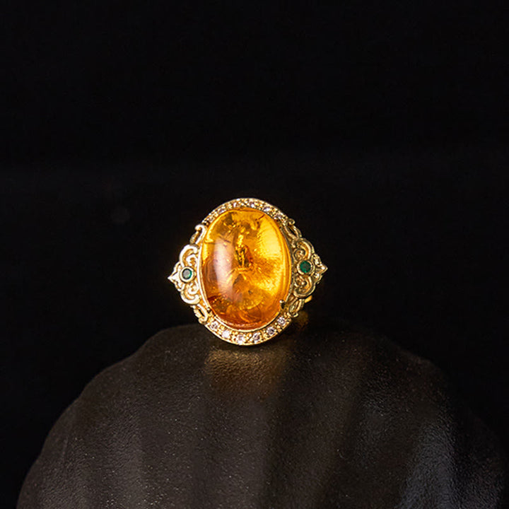 Anillo de enfoque con diseño de huevo de paloma y flor de ámbar con Buddha Stones