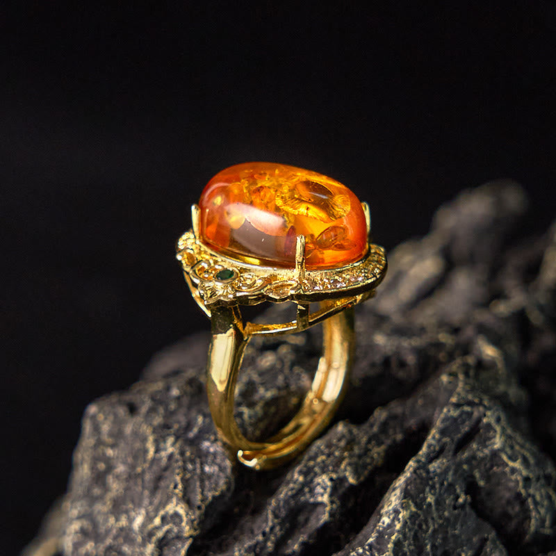 Anillo de enfoque con diseño de huevo de paloma y flor de ámbar con Buddha Stones