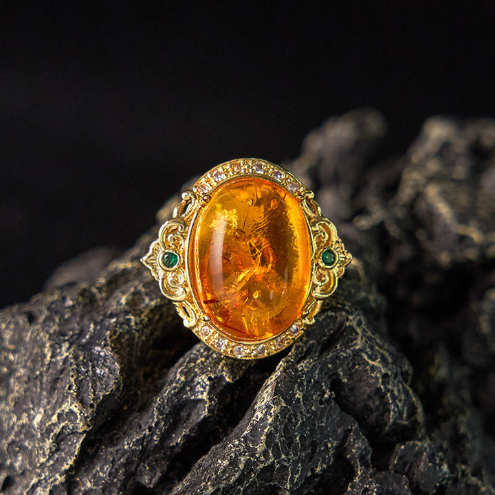 Anillo de enfoque con diseño de huevo de paloma y flor de ámbar con Buddha Stones