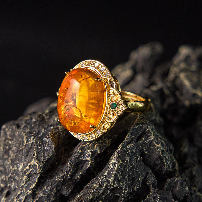 Anillo de enfoque con diseño de huevo de paloma y flor de ámbar con Buddha Stones