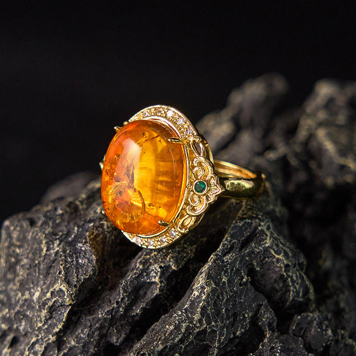 Anillo de enfoque con diseño de huevo de paloma y flor de ámbar con Buddha Stones