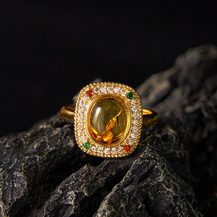 Anillo de confianza con diamantes y soporte cuadrado de flor de ámbar natural de Buddha Stones