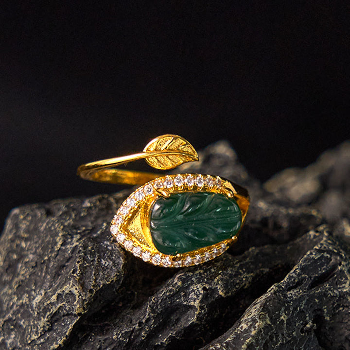 Anillo ajustable de prosperidad con hojas de jade natural bañadas en oro y cobre con Buddha Stones