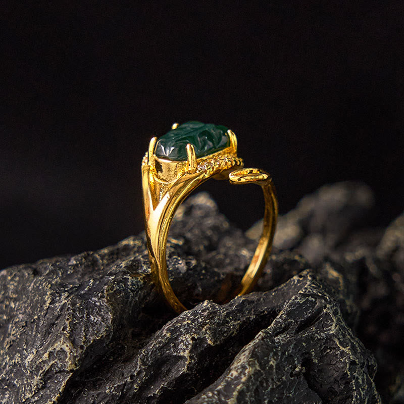 Anillo ajustable de prosperidad con hojas de jade natural bañadas en oro y cobre con Buddha Stones