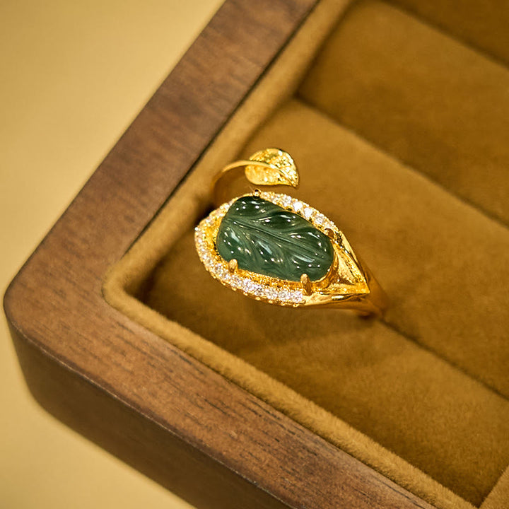 Anillo ajustable de prosperidad con hojas de jade natural bañadas en oro y cobre con Buddha Stones