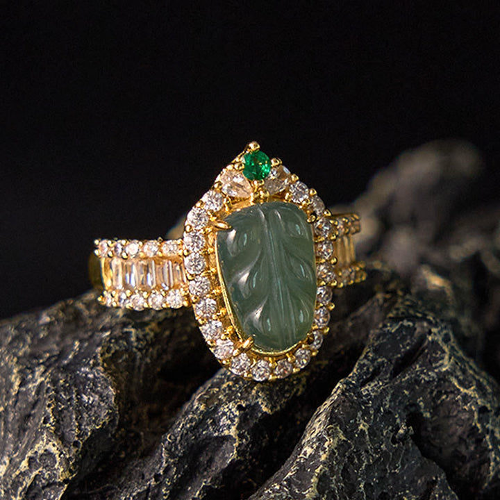 Anillo ajustable con diamantes de la suerte y hojas de jade natural bañadas en oro y cobre con Buddha Stones