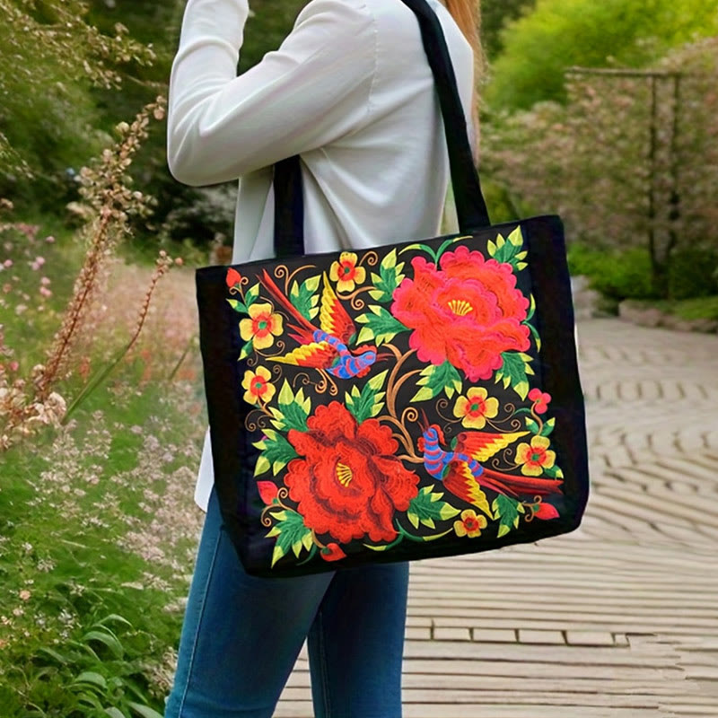 Bolso de mano de lona con bordado de peonías, camelias y crisantemos de Buddha Stones de Galsang