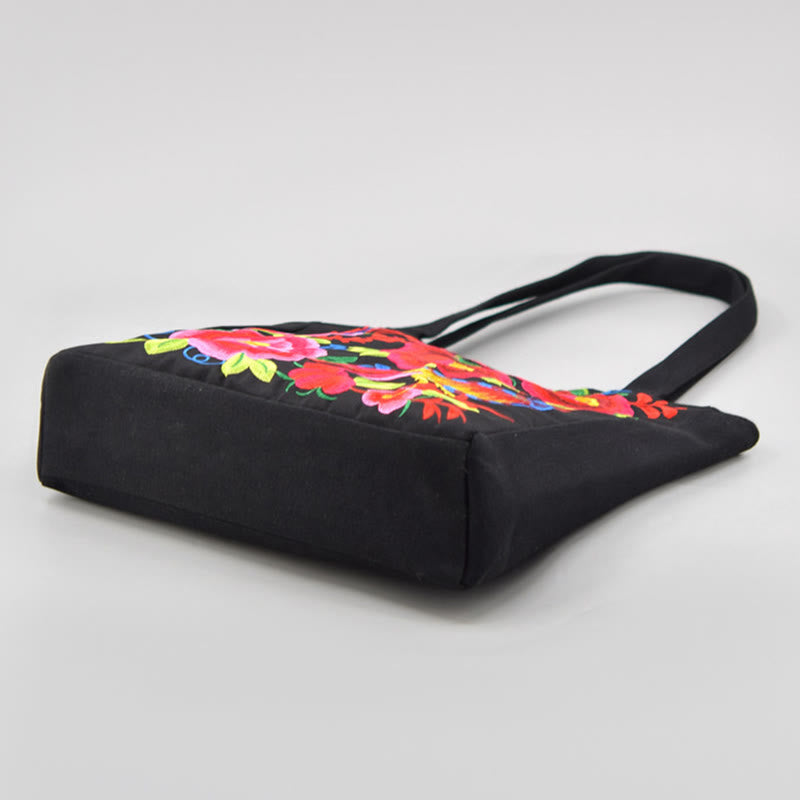 Bolso de mano de lona con bordado de peonías, camelias y crisantemos de Buddha Stones de Galsang